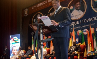 Le président de la Communauté économique des Etats d'Afrique de l'Ouest (CEDEAO), Marcel De Souza lors d'une conférence de presse sur la monnaie unique