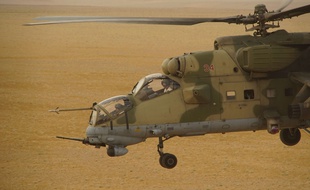 Un hélicoptère russe vole au-dessus de la Syrie en 2017.
