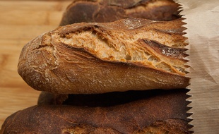 Des baguettes de pain.