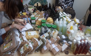 Des produits d'une commande groupée de l'association Super Cafoutch
