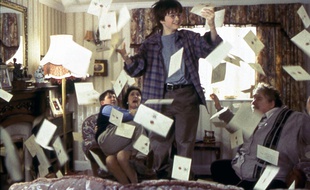 Harry Potter au centre, avec son cousin Dudley Dursley en bas à gauche, joué par Harry Melling.