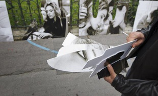 L'exposition contre l'homophobie du photographe Olivier Ciappa avait déjà été vandalisée le 23 juin 2013 à Paris (photo) avant d'être à nouveau saccagée à Toulouse le 5 décembre 2015.