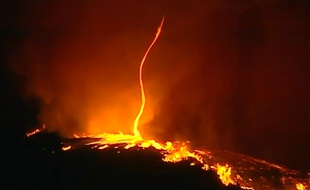 Une tornade de feu se forme au Portugal