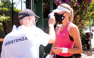 Kristina Mladenovic se fait prendre sa température au tournoi de Palerme.