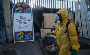 Un agent municipal vaporise du produit anti Zika, au sambadrome de Rio de Janeiro, le 26 janvier 2016