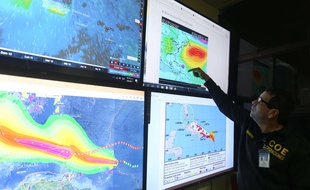 Des membres du National Emergencies Committee étudient l'avancée du cyclone Irma en République dominicaine, le 6 septembre 2017.