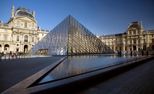 La pyramide du musée du Louvre à Paris, le 16 février 2010