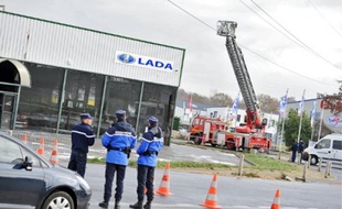 La nacelle des pompiers était positionnée près d'une ligne à très haute tension.