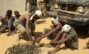 L'armée affirme avoir "fait plusieurs dizaines de prisonniers". Une vingtaine de prisonniers hagards, dont cinq blessés, ont été présentés à la presse par les autorités. De très jeunes soldats probablement mineurs faisaient partie des prisonniers.