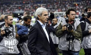 La ministre des Sports Roselyne Bachelot et son secrétaire d'Etat Bernard Laporte se disent "choqués" par les sifflets qui ont accompagné mardi soir la Marseillaise avant le début du match amical de football France-Tunisie au Stade de France, dans un communiqué diffusé mardi.