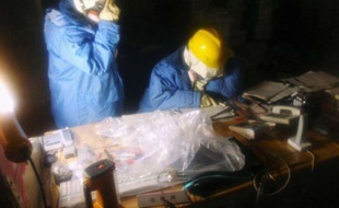 Des «liquidateurs» dans une salle de contrôle de la centrale nucléaire de Fukushima-Daiichi, le 23 mars 2011.