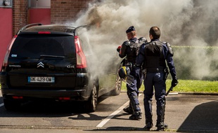 Un véhicule incendié dans le quartier de la Bourgogne, à Tourcoing, le 4 juin 2015.