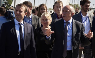 Caroline Collomb entre Emmanuel Macron (à gauche) et son mari, le ministre de l'Intérieur (à droite)