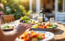 Les mouches tournent autour de vos plats dès que vous mangez dehors ? Voici une méthode simple et efficace de les éloigner