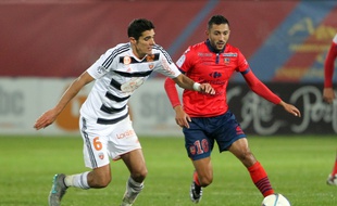 Mohamed Larbi, à droite, face au Lorientais François Bellugou.