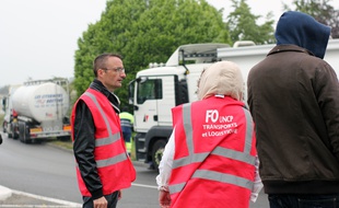 Des représentants syndicaux ont bloqué les ronds-points de Vern-sur-Seiche, près de Rennes le 18 mai 2016 pour protester contre la loi Travail.