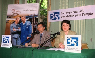 Martine Aubry le 24 juin 1998 au ministère de l'Emploi à Paris, lors d'une conférence de presse sur la réduction de la durée du travail à 35 heures hebdomadaires