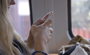 Illustration: une jeune femme utilise un smartphone.