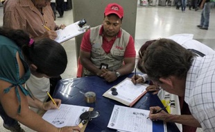 Des Vénézuéliens signent le 9 mars 2015 des pétitions pour apporter leur soutien au gouvernement de Maduro après l'annonce de sanctions américaines