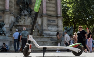 Une trottinette électrique en libre service, à Paris.