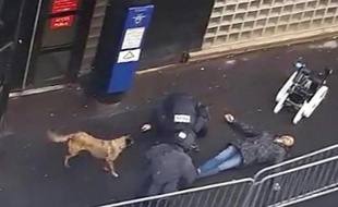 Une capture d'écran d'une vidéo obtenue par l'AFP montre la police et un robot démineur autour du cadavre d'un homme abattu par la police devant le commissariat de la Goutte-d'Or à Paris, le 7 janvier 2016