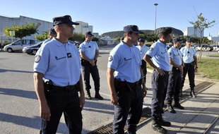Des gendarmes devant l'entrée du centre de traitement des déchets radioactifs de Marcoule, près de Codolet (Gard), le 12 septembre 2011.