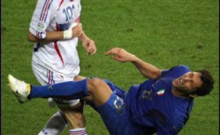 La Fédération internationale de football (Fifa) a assuré lundi que la vidéo n'avait pas été utilisée pour exclure le capitaine français Zinedine Zidane après son coup de tête assénée en pleine poitrine de l'Italien Marco Materazzi en finale du Mondial de football.