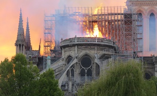 Le feu, qui se propage extrêmement rapidement, a pris dans les combles de la cathédrale.