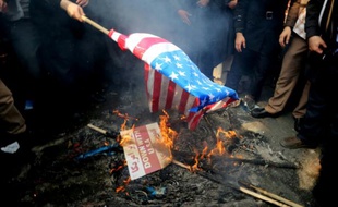 Manifestation d'Iraniens qui brûlent un drapeau américain devant l'ancienne ambassade américaine à Téhéran, le capitale de Téhéran, le 4 novembre 2015