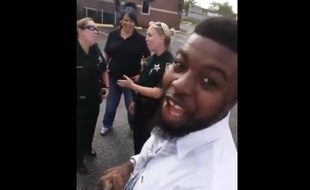 Le chanteur TJ Bristol chante à deux officiers de police le 8 décembre 2015 en Californie.
