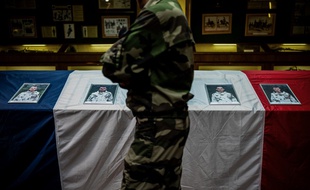 Treize officiers et sous-officiers français sont morts, lundi soir au Mali, dans la collision entre deux hélicoptères lors d'une opération contre des djihadistes.