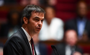 Le nouveau ministre de la Santé, Olivier Véran, défend la réforme des retraites à l'Assemblée nationale le jour de son investiture, lundi 17 janvier 2020.