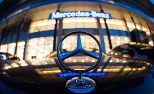 Logo devant les bureaux de Mercedes-Benz à Shanghai, le 5 août 2014