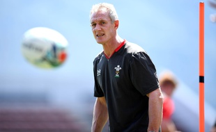 Le pays de Galles a renvoyé son entraîneur adjoint, Rob Howley, soupçonné de paris illégaux, à quelques jours de la Coupe du monde de rugby.