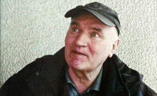 L'ancien chef militaire des Serbes de Bosnie, Ratko Mladic, après son arrestation, le 26 mai 2011.