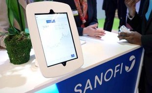 Stand de Sanofi au Salon Aactionaria le 21 novembre 2014 à Paris, avec un écran qui suit la cote du groupe en Bourse