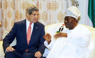 Le secrétaire d'Etat américain John Kerry (g) avec le président nigérian Goodluck Jonathan, le 25 janvier 2015 lors de sa visite à Lagos