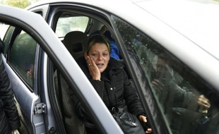 Adele Vinterstein en pleurs le 21 octobre 2015 dans le camp de gens du voyage à Moirans