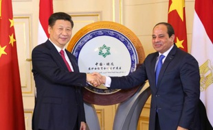 Le président chinois Abdel Fattah al-Sissi (d) et son homologue chinois Xi Jinping, le 21 janvier 2016 au Caire