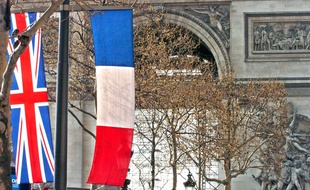 Un drapeau de la Grande-Bretagne et un drpaeau français l'un à côté de l'autre