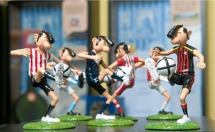 Les six maillots correspondent aux clubs dans lesquels David Bellion a joué.