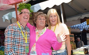 Rory Cowan, Brendan O'Carroll et Jenny O'Carroll sur le tournage du film « Mrs Brown's Boys D'Movie », en septembre 2013 à Dublin (Irlande).