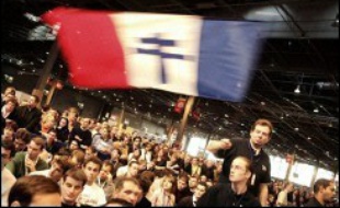L'UMP a dépensé environ 3,5 millions d'euros pour cette manifestation aux allures de show, affrétant huit TGV et 520 cars pour amener les participants, venus de toute la France.