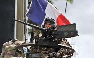Un soldat français de l'Opération Licorne patrouille dans les rues d'Abidjan (Côte d'Ivoire), le 9 avril 2011.