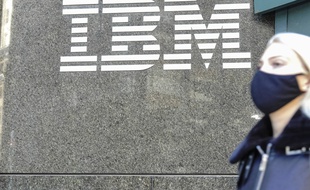 Une passante devant le siège d'IBM à New York.