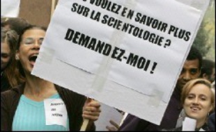 Enfin, la crise des banlieues en novembre 2005 a attiré des sectes comme la scientologie sous couvert d'aide humanitaire, un secteur "en pleine expansion, en raison de la médiatisation des grandes catastrophes naturelles ou des troubles", souligne la Miviludes.