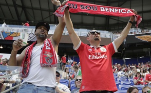 Deux supporters de Benfica lors d'un match en juillet 2018 (photo d'illustration).