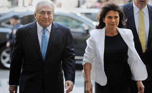 Dominique Strauss-Kahn et Anne Sinclair arrivent au tribunal de New York, pour une audience extraordinaire, au cours de laquelle les conditions de sa libération sous caution ont été levées, à New York le 1er juillet 2011.