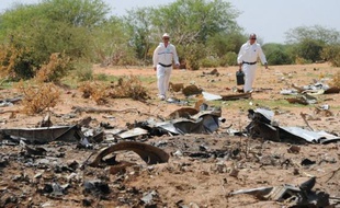 Crash Air Algérie: les enquêteurs prélèvent des preuves sur le lieu du crash, le 29 juillet 2014.