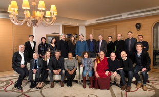 1er rang de g. à dr : Luchini, Ormesson, Clermont-Tonnerre, Cymes, Taubira, Slimani, Ricard, Jollien, André, Leiris. 2e rang : Tesson, Poulain, Giordano, Gaudé, Alvarez, Bussi, Lhomme, Davet, Nothomb, Werber, Gounelle, Bourdeaut.